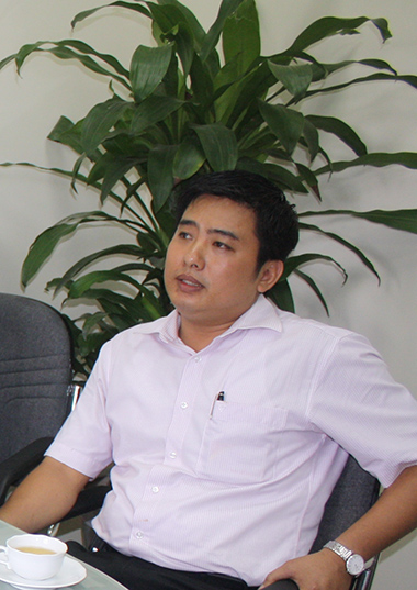 Ông Nguyễn Viết Hoàng, Trưởng phòng giao dịch HDBank Tây Đô trong buổi làm việc với phóng viên.